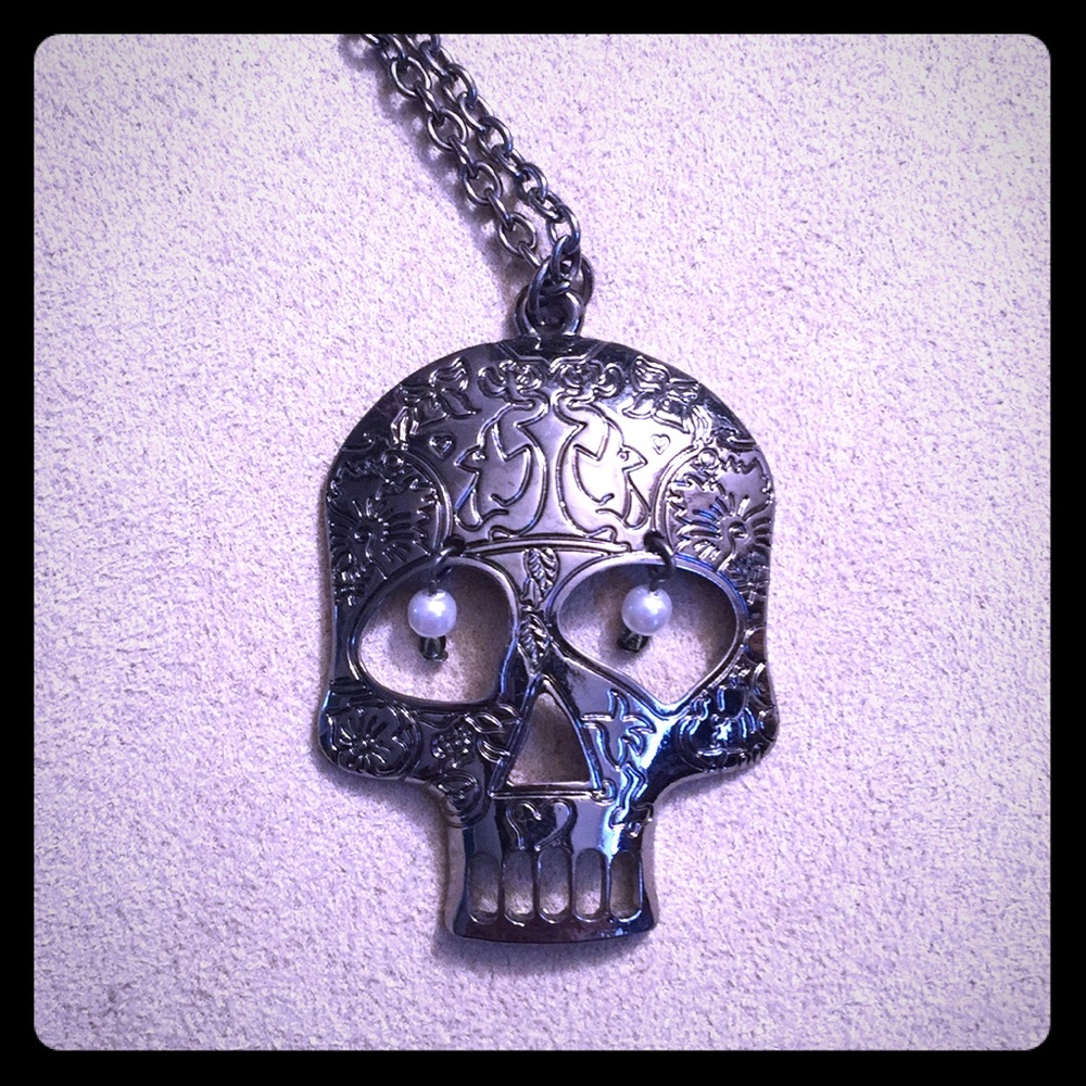 Hot topic skull necklace with pearl eyes